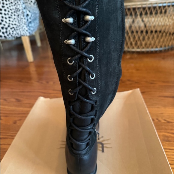 UGG Smithfield, new in box, size 9 - Picture 3 of 6